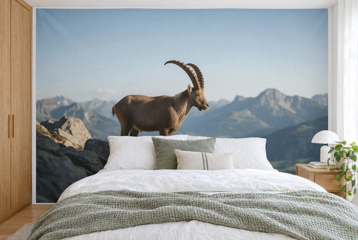 Bedruckter Stoff im XXL-Format: Steinbock links der Mitte auf dem Felsgrat vor fernen Bergketten, wandfüllend hinter dem Bett