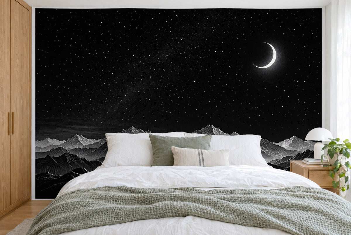 Tissu imprimé XXL : croissant de lune en haut à droite du ciel étoilé, monts gris argent en bas, mur entier derrière le lit