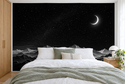 Bedruckter Stoff im XXL-Format: Mondsichel rechts oben im Sternenhimmel, silbergraue Berge unten, wandfüllend hinter dem Bett
