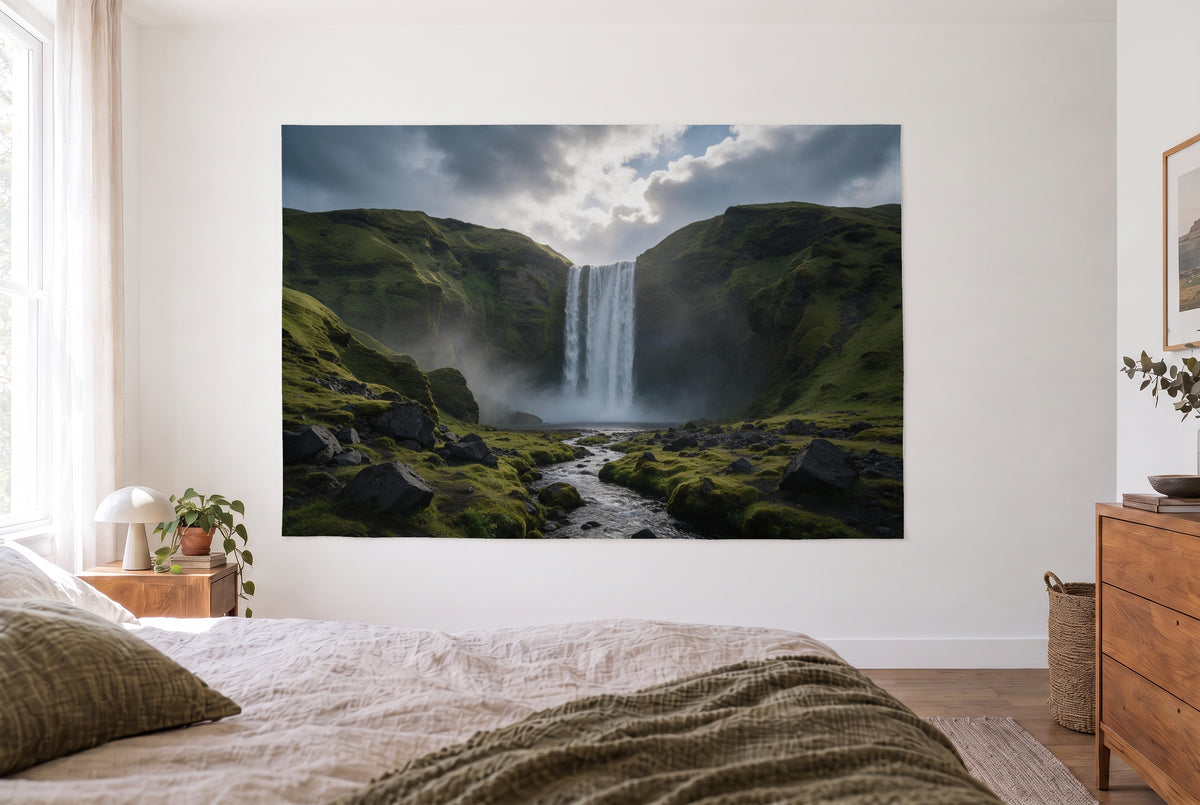 Wandtuch Wasserfall in Island im hellen Schlafzimmer gegenüber dem Bett, rechts eine Holzkommode – Moosgrün und Grau