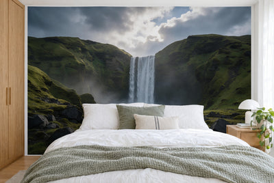 Grosses Wandtuch Wasserfall in Island im Schlafzimmer wandfüllend hinter dem Bett – Wandbehang aus Stoff