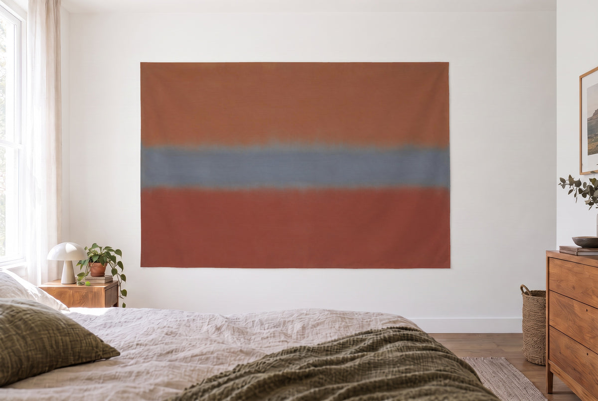 Tenture champs de couleur abstraits terre cuite dans la chambre claire face au lit, commode en bois à droite – gris-bleu