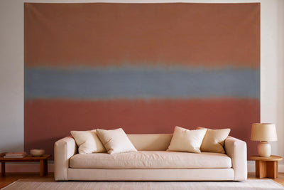 Déco murale dans un salon lumineux au-dessus du canapé : tenture murale Champs de couleur abstraits en terre cuite, imprimée sur tissu