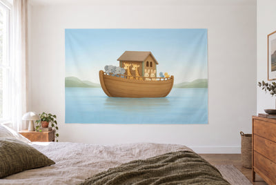 Tenture arche et couples d'animaux dans la chambre claire face au lit, commode en bois à droite – marron et bleu clair