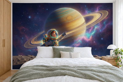 Tissu imprimé XXL : astronaute à gauche devant une planète dorée annelée et nébuleuses colorées, mur entier derrière le lit