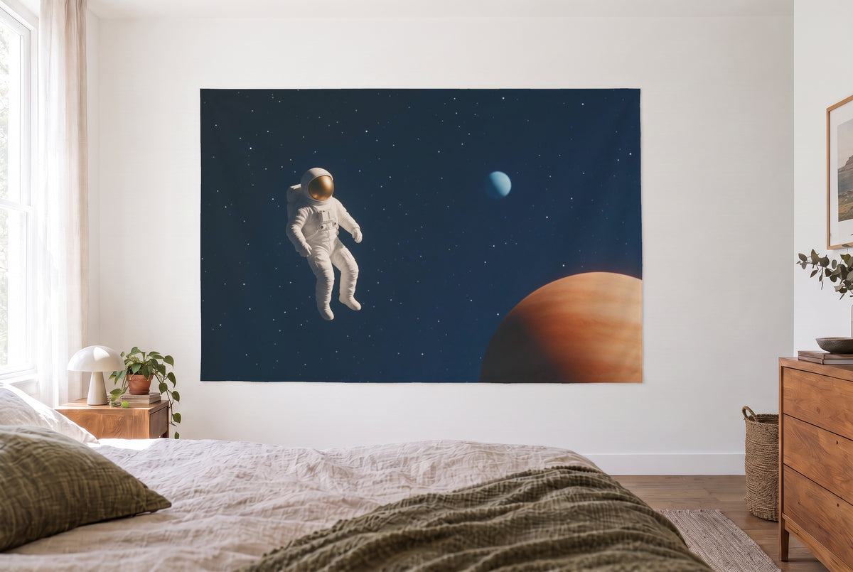Wandtuch Astronaut im Weltall im hellen Schlafzimmer gegenüber dem Bett, rechts eine Holzkommode – Blau, Orange und Weiss