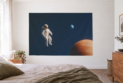 Wandtuch Astronaut im Weltall im hellen Schlafzimmer gegenüber dem Bett, rechts eine Holzkommode – Blau, Orange und Weiss