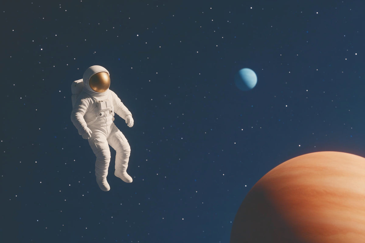 Astronaut im weissen Raumanzug schwebt links im nachtblauen Weltall, als Wandtuch, auf Stoff gedruckt – Blau und Orange