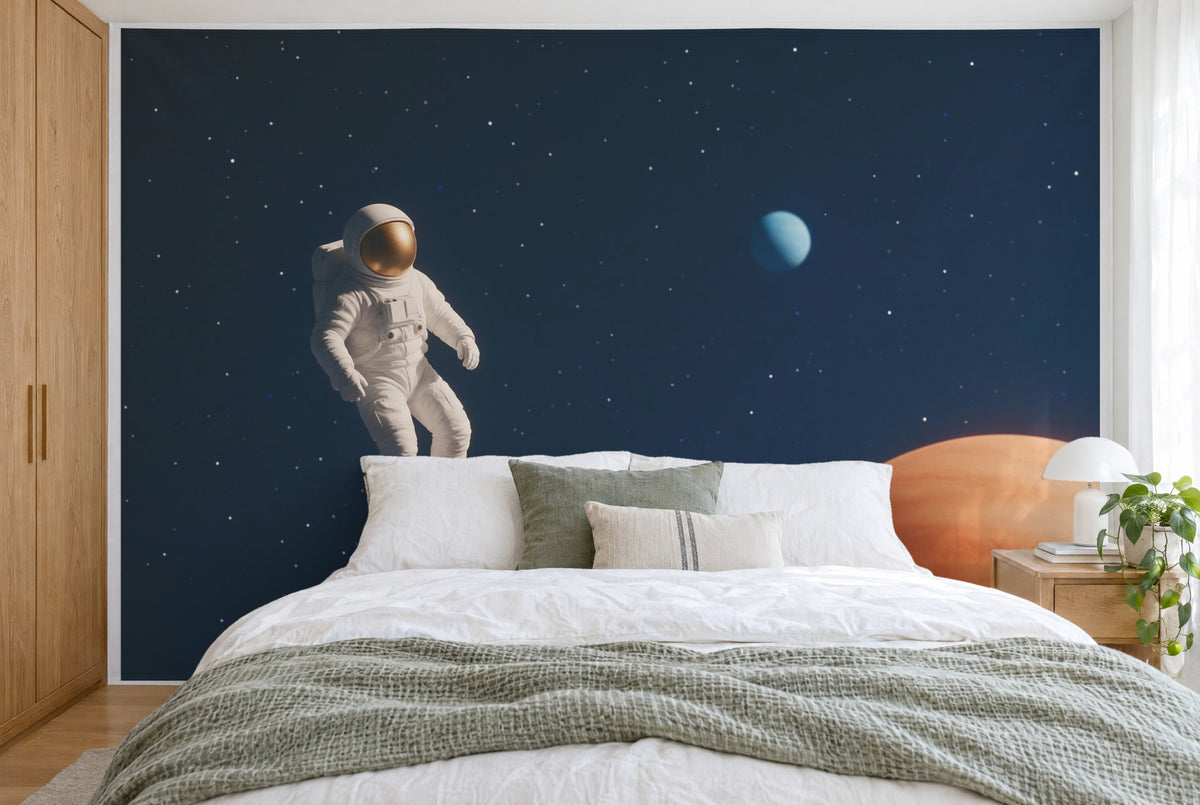 Bedruckter Stoff im XXL-Format: Astronaut links zwischen Sternen, rechts ein oranger Planet, wandfüllend hinter dem Bett