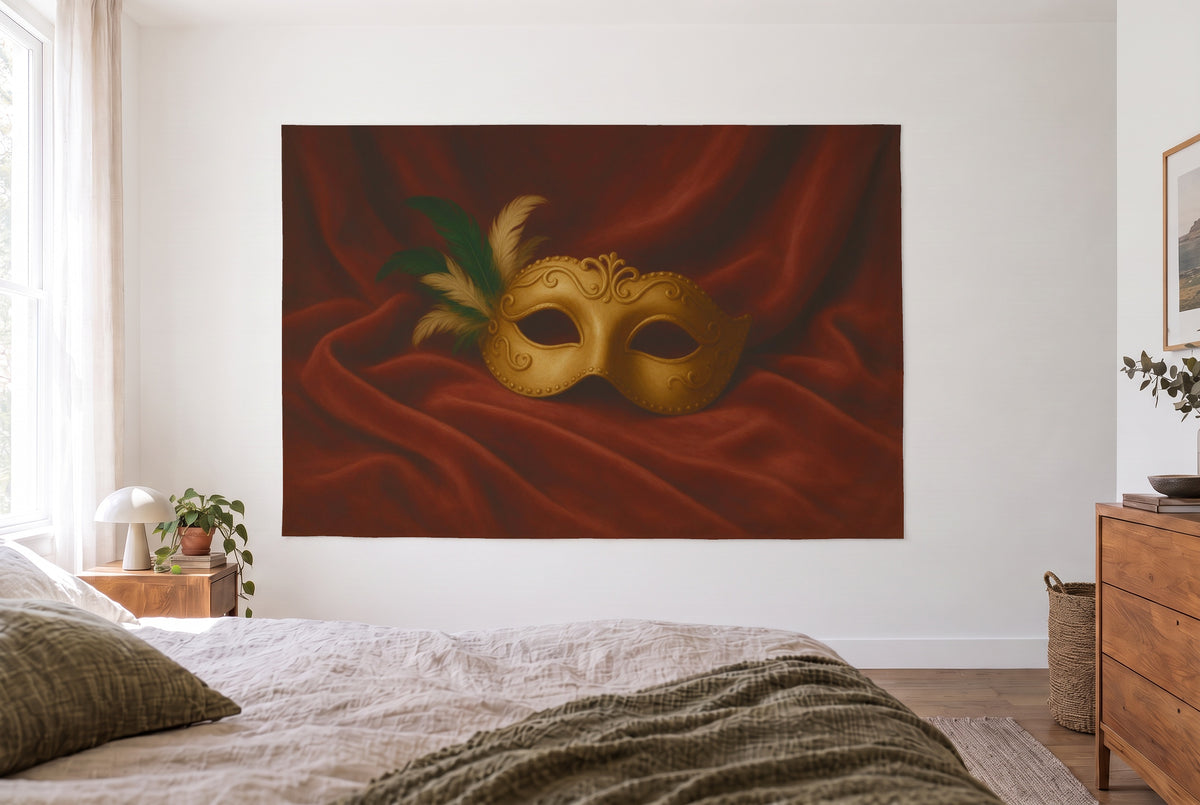 Tapiz máscara dorada en terciopelo en dormitorio claro frente a la cama, cómoda de madera a la derecha – rojo y dorado