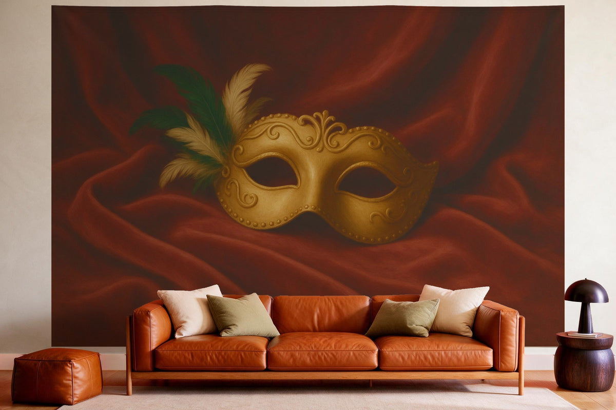 Wandtuch XXL Goldene Ballmaske auf Samt als Wanddeko im gemütlichen Wohnzimmer über dem Ledersofa
