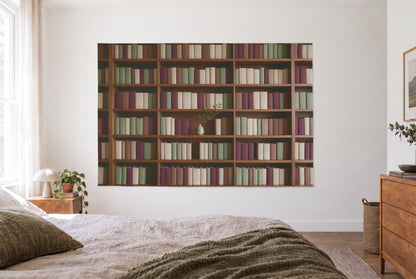 Tenture murale bibliothèque à dos dans la chambre claire face au lit, commode bois à droite – brun et vert