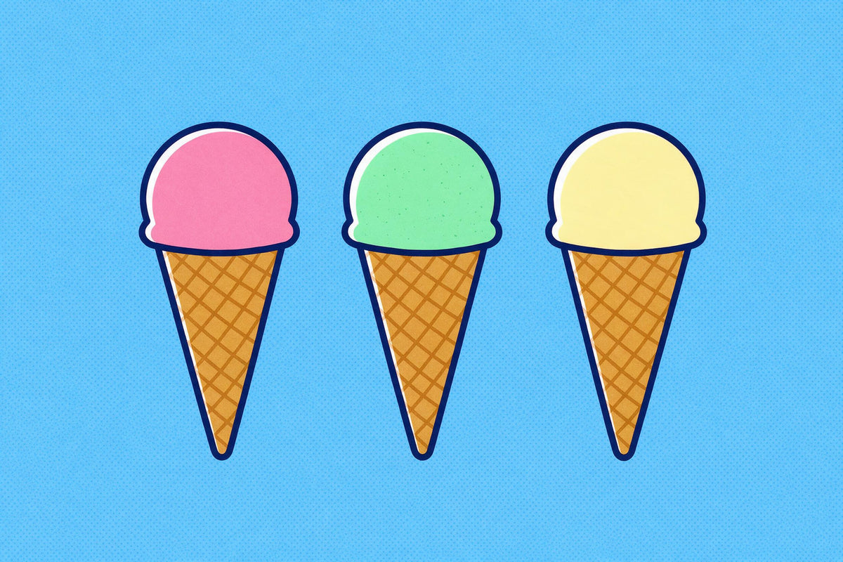 Glace dans trois cornets gaufrés, fraise, menthe et vanille devant un bleu ciel, tenture murale imprimée sur tissu – rose