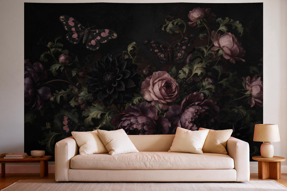 Wanddeko im hellen Wohnzimmer über dem Sofa: Wandtuch Dark Botanical mit Motten, auf Stoff gedruckt