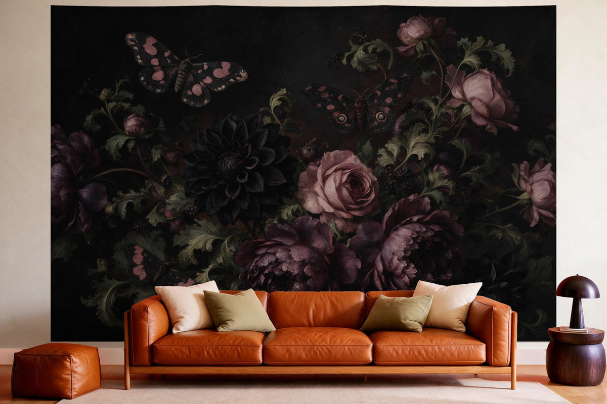 Wandtuch XXL Dark Botanical mit Motten als Wanddeko im gemütlichen Wohnzimmer über dem Ledersofa