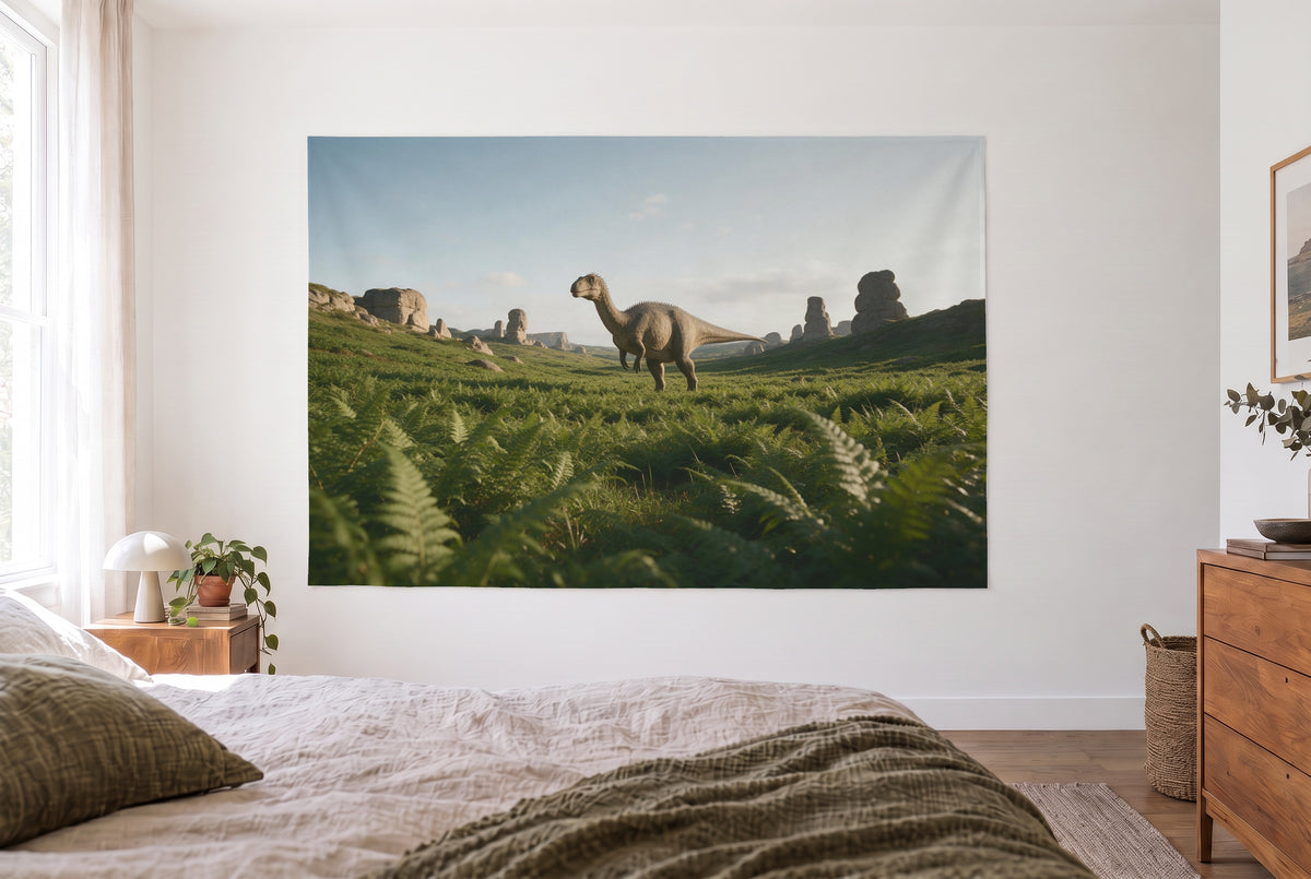Tapiz dinosaurio valle de helechos en el dormitorio claro frente a la cama, cómoda de madera a la derecha – verde beige