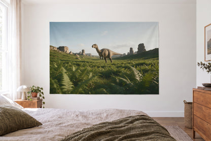 Tapiz dinosaurio valle de helechos en el dormitorio claro frente a la cama, cómoda de madera a la derecha – verde beige