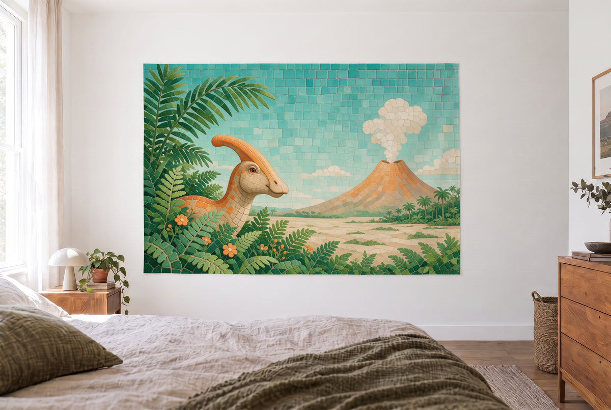 Wandtuch Dinosaurier als Mosaik im hellen Schlafzimmer gegenüber dem Bett, rechts eine Holzkommode – Blau und Grün
