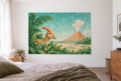 Wandtuch Dinosaurier als Mosaik im hellen Schlafzimmer gegenüber dem Bett, rechts eine Holzkommode – Blau und Grün