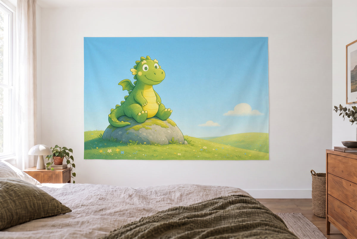 Tenture dragon sur le rocher dans la chambre claire face au lit, commode en bois à droite – vert, bleu et jaune