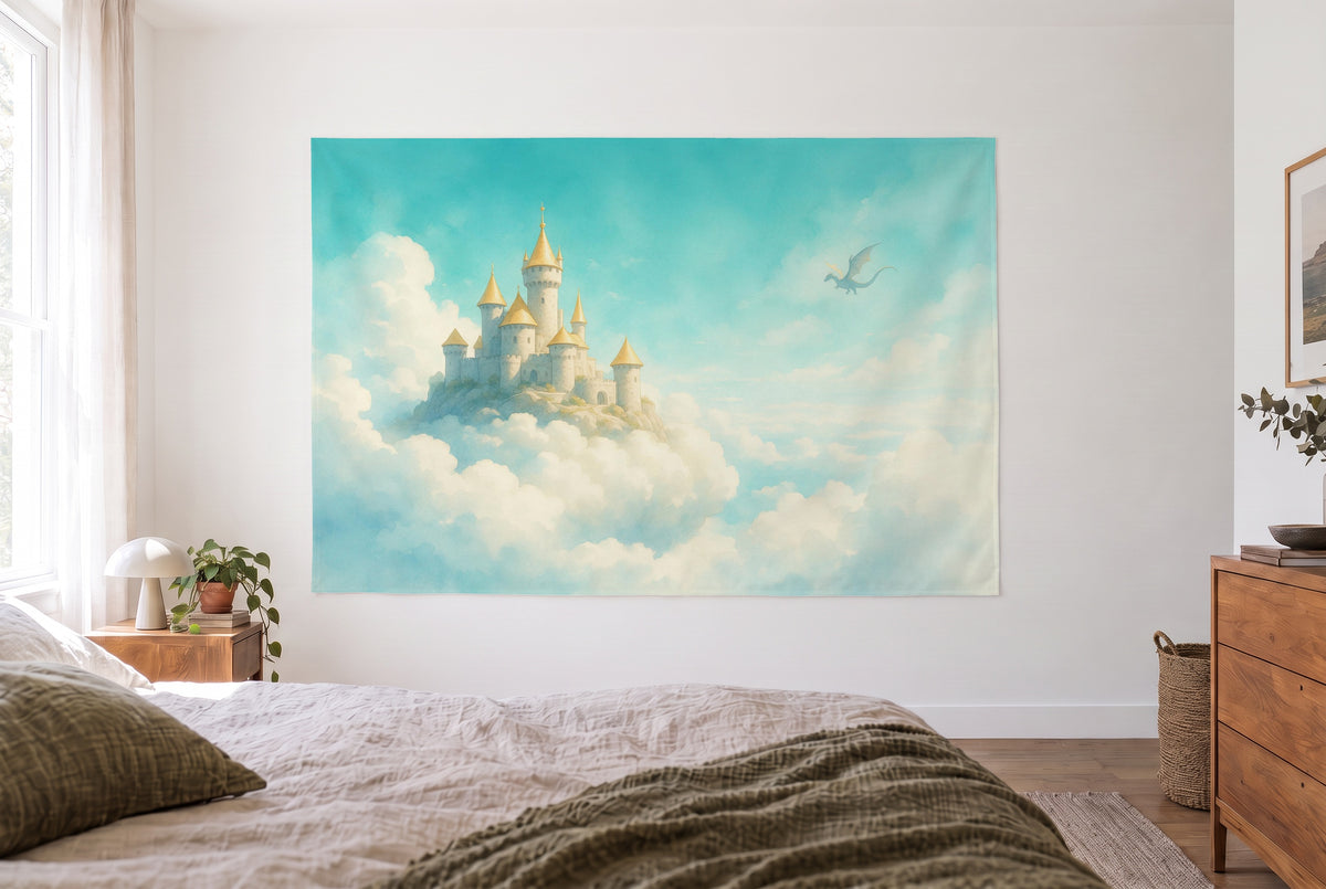 Tapiz Castillo en las nubes al mediodía en el dormitorio frente a la cama, cómoda de madera a la derecha – turquesa y dorado