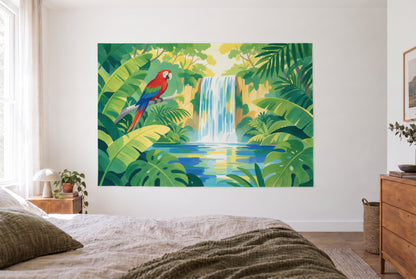 Wandtuch Dschungel mit Papagei als Gouache im hellen Schlafzimmer gegenüber dem Bett, rechts eine Holzkommode – Grün und Rot