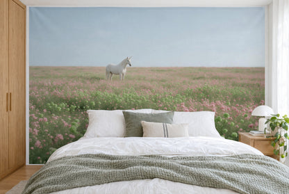 Tissu imprimé XXL : licorne blanche à gauche sur la prairie fleurie, mur entier derrière le lit