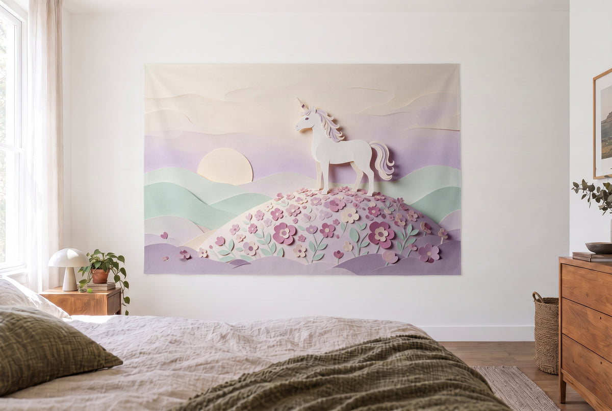 Wandtuch Einhorn im Papierschnitt im hellen Schlafzimmer gegenüber dem Bett, rechts eine Holzkommode – Rosa und Lavendel