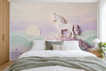Bedruckter Stoff im XXL-Format: Einhorn rechts der Mitte auf Blumenhügel, links die Sonne, wandfüllend hinter dem Doppelbett