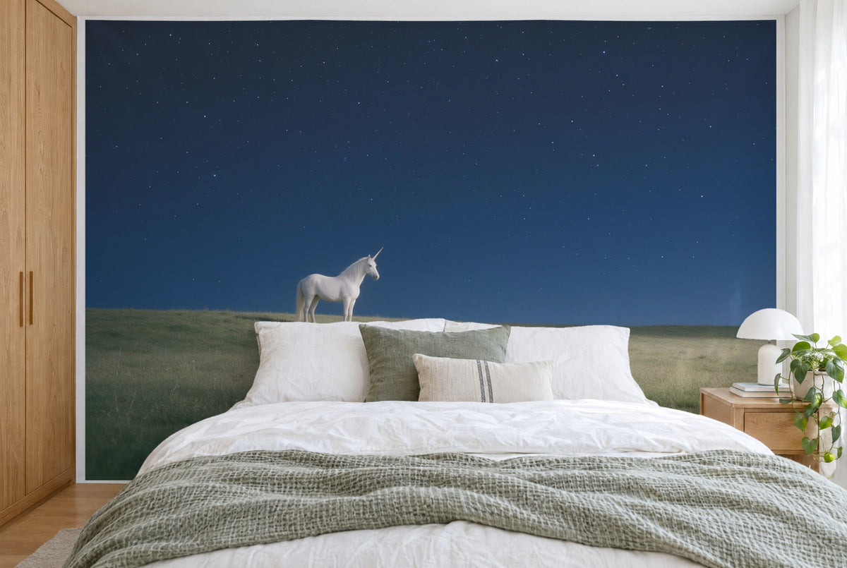 Tissu imprimé XXL : licorne blanche à gauche sur la prairie sous les étoiles, mur entier derrière le lit