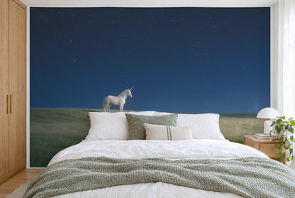Tissu imprimé XXL : licorne blanche à gauche sur la prairie sous les étoiles, mur entier derrière le lit