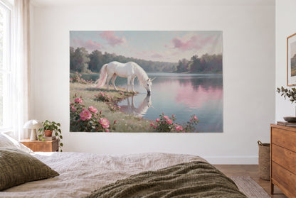 Tapiz unicornio lago bosque al óleo en dormitorio luminoso frente a la cama, cómoda a la derecha – rosa y verde