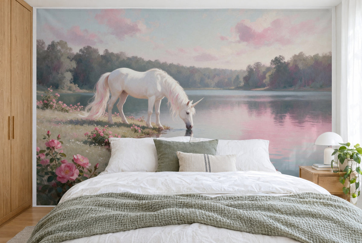 Tela impresa XXL: unicornio blanco a la izquierda en la orilla con reflejo y rosales, llenando la pared tras la cama