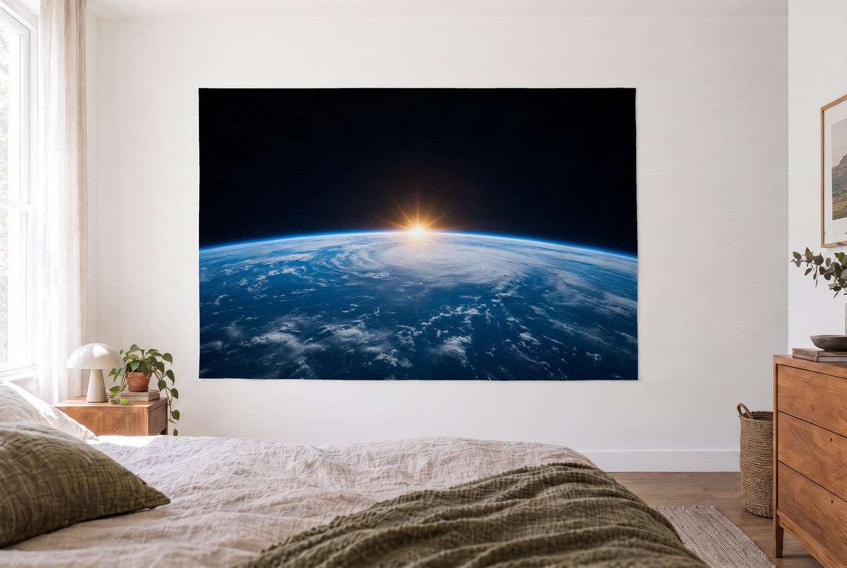 Wandtuch Erde aus dem All im hellen Schlafzimmer gegenüber dem Bett, rechts eine Holzkommode – Blau und Schwarz