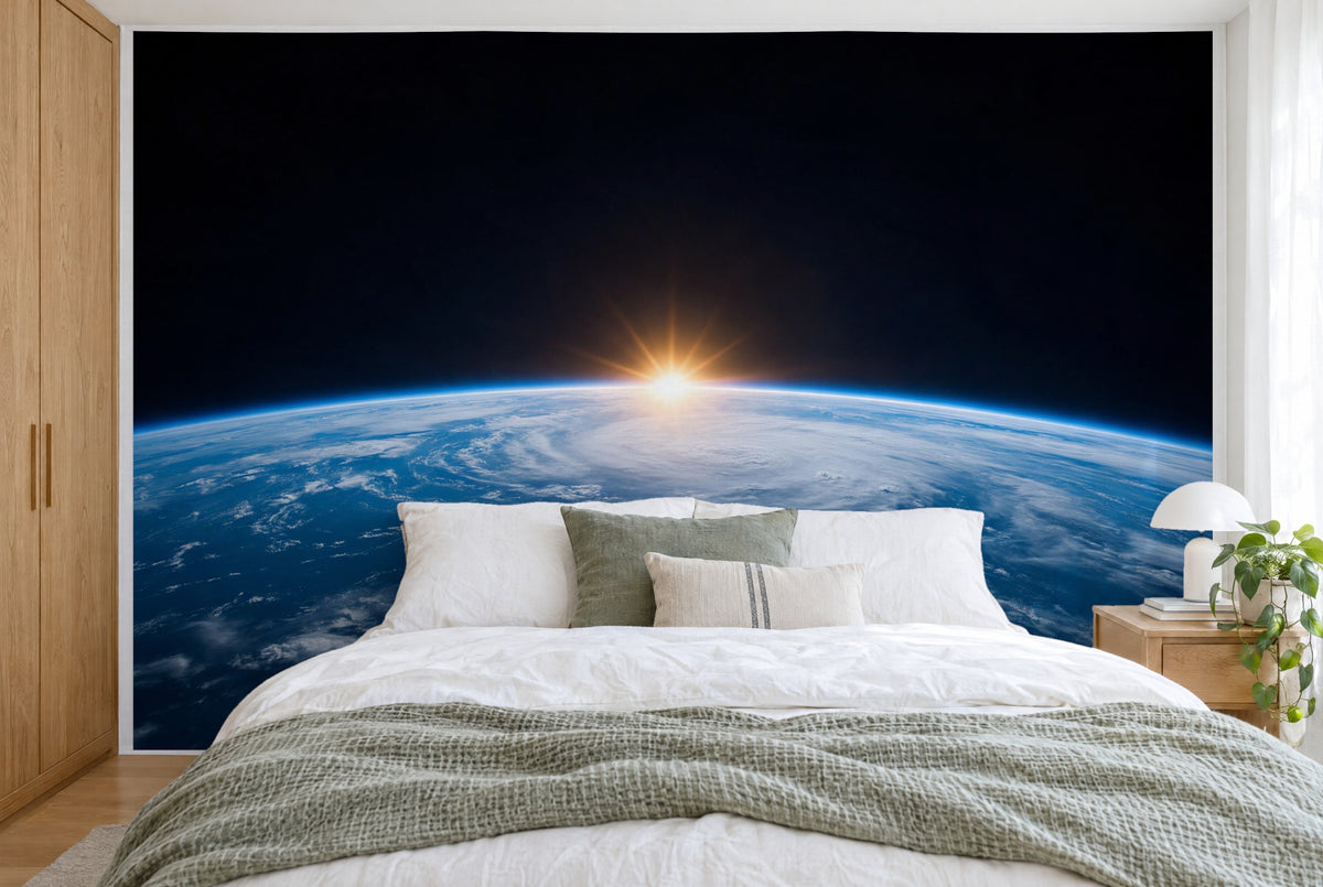 Grosses Wandtuch Erde aus dem All im Schlafzimmer wandfüllend hinter dem Bett – Wandbehang aus Stoff