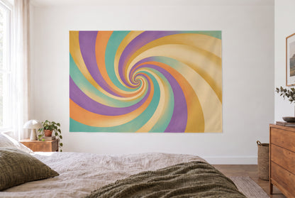 Wandtuch Farbspirale im Psychedelic-Stil im hellen Schlafzimmer gegenüber dem Bett, rechts eine Holzkommode – Violett