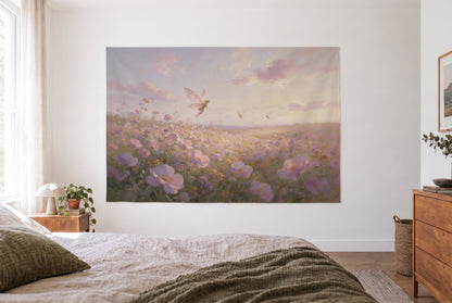 Tapiz hadas sobre el prado de flores en el dormitorio claro frente a la cama, cómoda de madera a la derecha – rosa y verde
