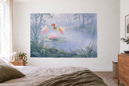 Wandtuch Feen am Waldteich in Gouache im hellen Schlafzimmer gegenüber dem Bett, rechts eine Holzkommode – Rosa