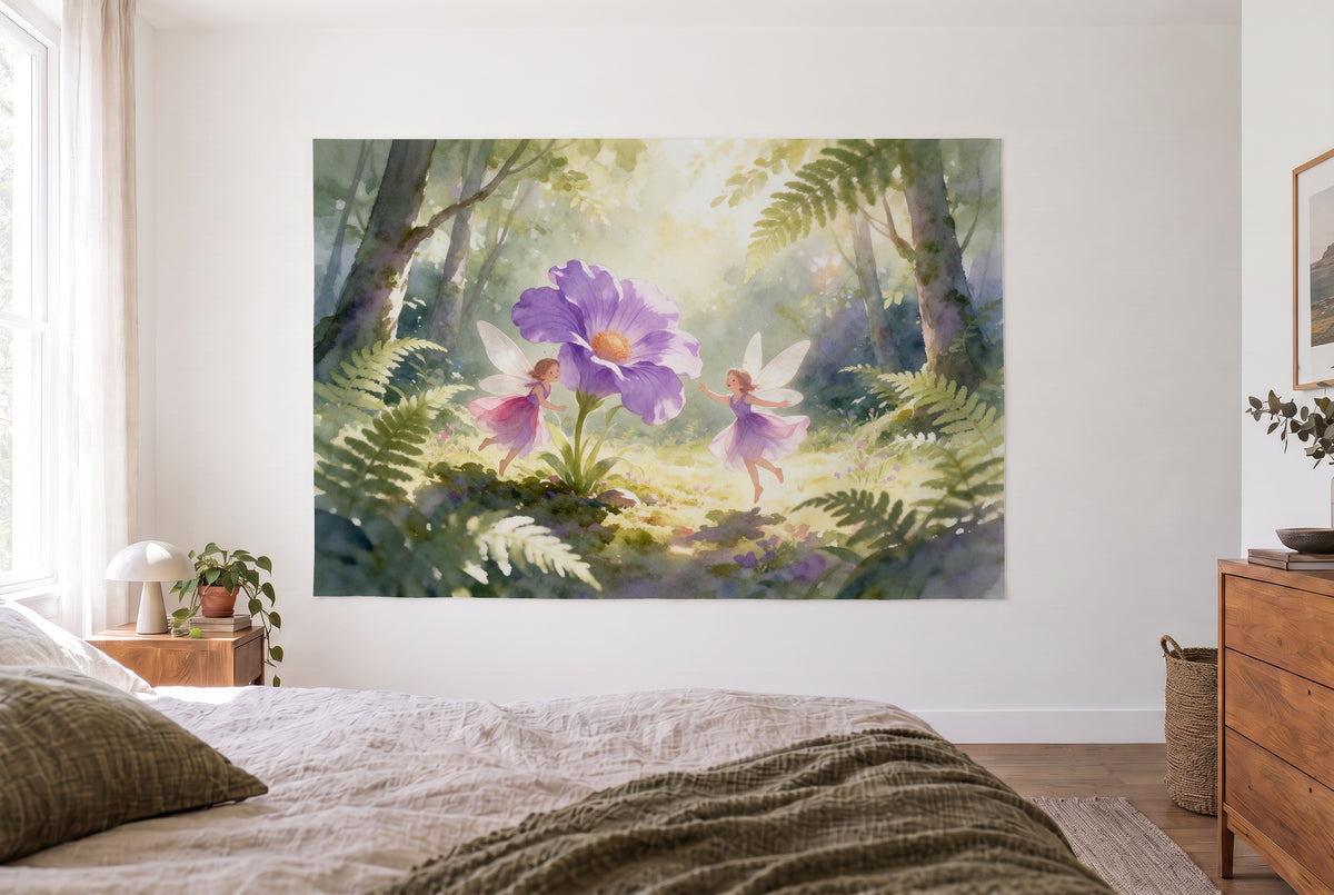 Wandtuch Feen im Zauberwald im hellen Schlafzimmer gegenüber dem Bett, rechts eine Holzkommode – Violett, Rosa und Grün