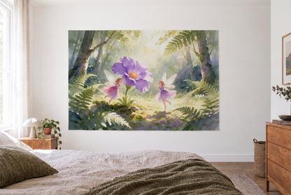 Wandtuch Feen im Zauberwald im hellen Schlafzimmer gegenüber dem Bett, rechts eine Holzkommode – Violett, Rosa und Grün