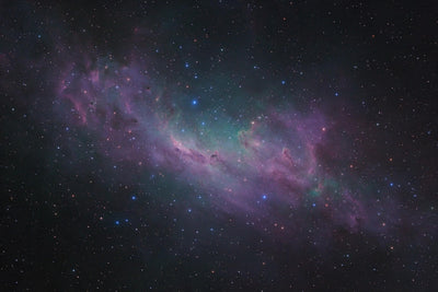 Galaxie mit leuchtendem Sternennebel diagonal durch das tiefe All, als Wandtuch, auf Stoff gedruckt – Violett und Türkis