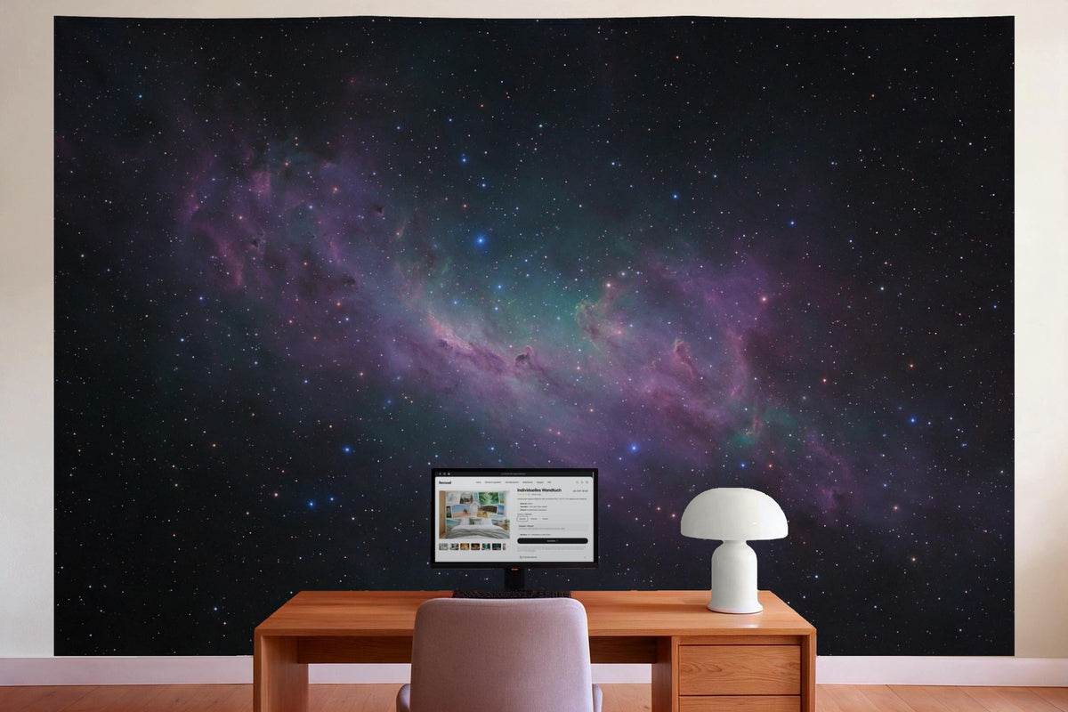 Déco murale dans le bureau derrière la table de travail : tenture murale Galaxie et nébuleuse étoilée, imprimée sur tissu