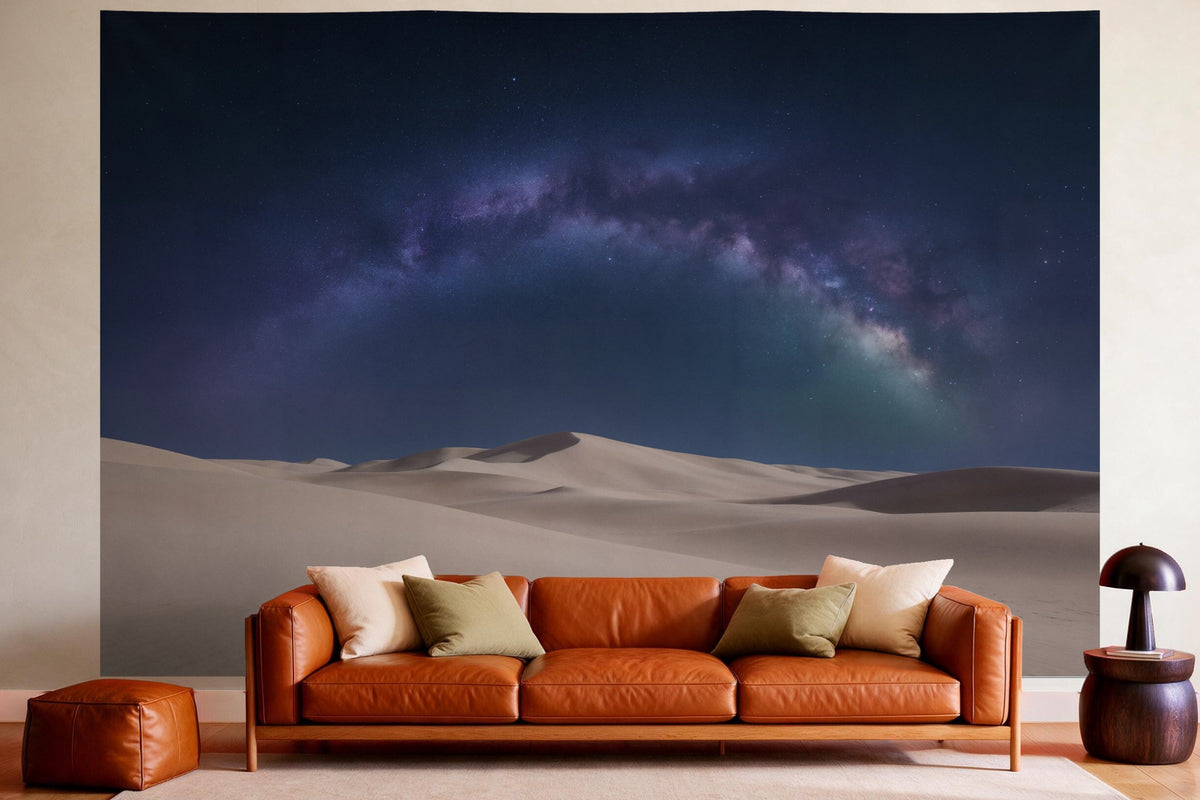 Wanddeko im gemütlichen Wohnzimmer über dem Ledersofa: Wandtuch Galaxie über der Wüste, auf Stoff gedruckt