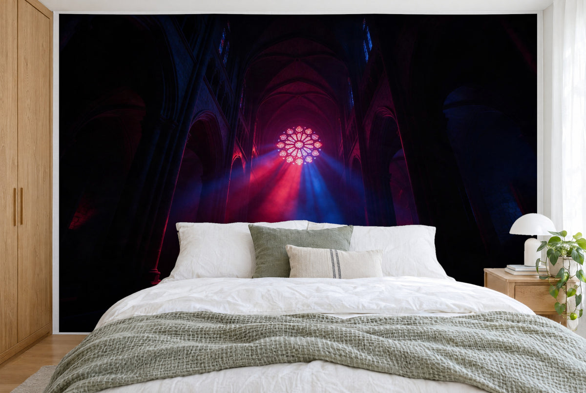Tissu imprimé XXL : rosace au centre, rayons de lumière rouges et bleus, sur tout le mur derrière le lit