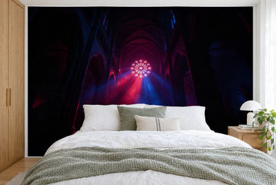 Tissu imprimé XXL : rosace au centre, rayons de lumière rouges et bleus, sur tout le mur derrière le lit