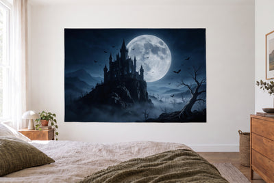Tapiz noche de luna sobre el castillo gótico en un dormitorio claro frente a la cama, cómoda de madera a la derecha – azul