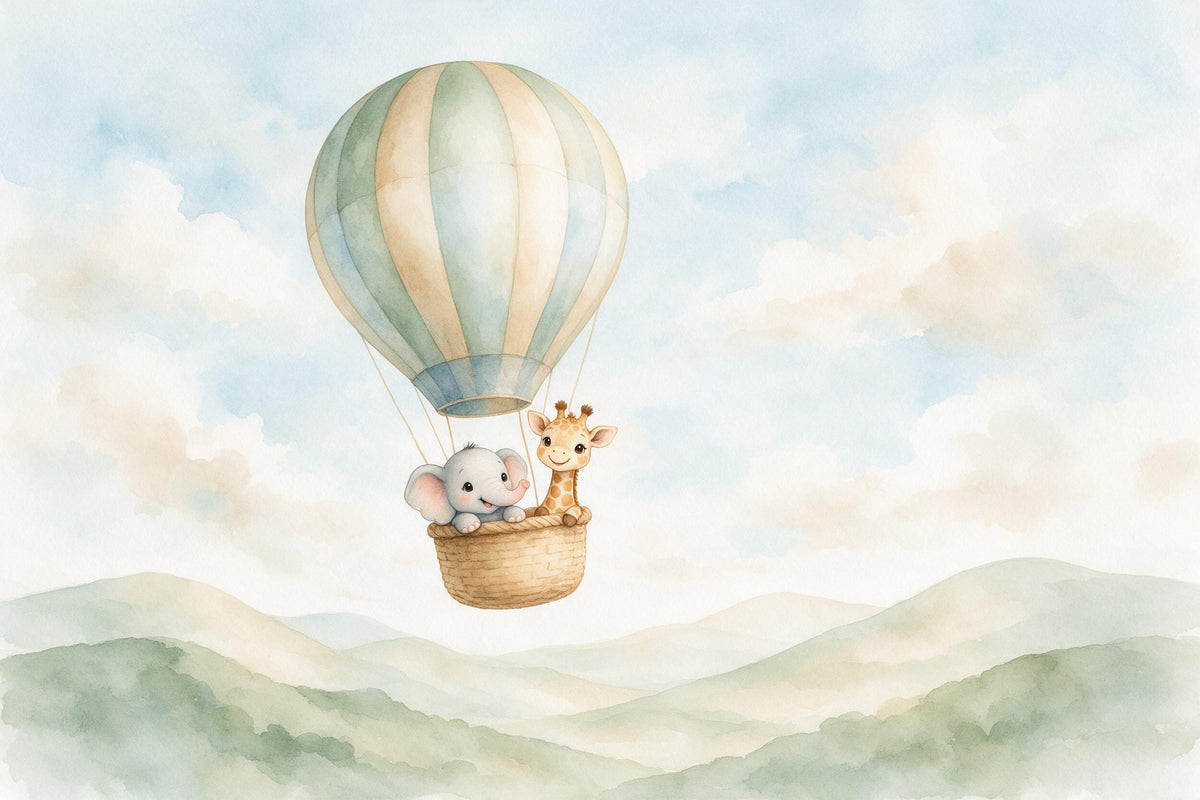 Heissluftballon mit Elefant und Giraffe in der Gondel über sanften Hügeln, als Wandtuch, auf Stoff gedruckt – Salbeigrün