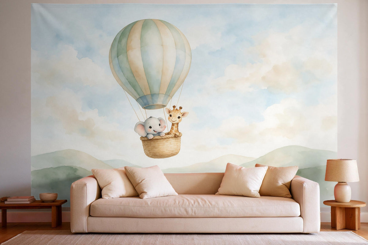 Decoración de pared en un salón luminoso sobre el sofá: tapiz de tela Globo aerostático con amigos animales