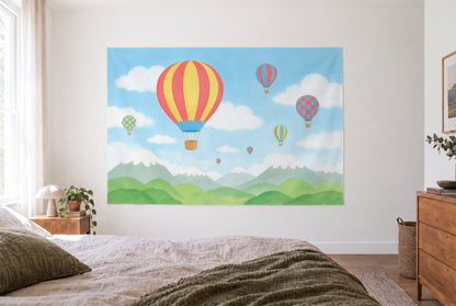 Wandtuch Heissluftballons über den Bergen im hellen Schlafzimmer gegenüber dem Bett, rechts Holzkommode – Rot und Blau