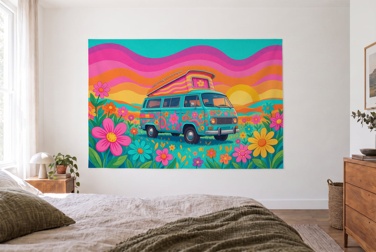 Wandtuch Hippie-Bus im Blumenmeer im hellen Schlafzimmer gegenüber dem Bett, rechts eine Holzkommode – Türkis und Orange